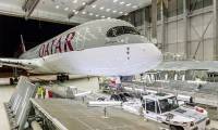 Le premier Airbus A350 de srie sort de l'atelier peinture