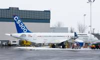 Le premier CS300 de Bombardier sort son nez du hangar