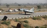Un Mirage 2000 indien atterrit sur une autoroute