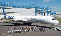 L'Airbus A350-1000 sort du hangar de peinture