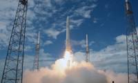 SpaceX russit le vol inaugural de la fuse Falcon 9