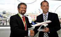Le Bourget 2009 - Malev sengage pour 30 Superjet