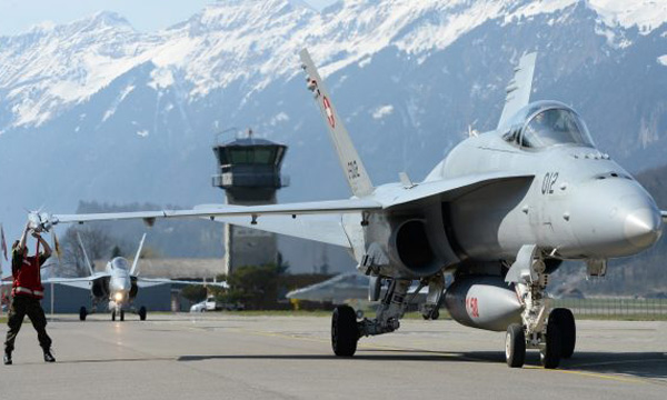 La Suisse a vot de justesse en faveur de son futur avion de combat