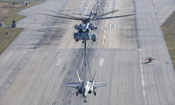 Le CH-53K King Stallion s'essaie à une charge encore plus lourde avec un F-35C