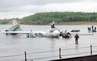 Un Antonov 24 dAngara Airlines amerrit dans lOb