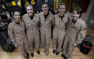 Des femmes aux commandes dun E-2C Hawkeye