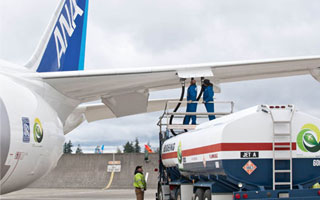 Un Boeing 787 dANA ralise un vol au biocarburant
