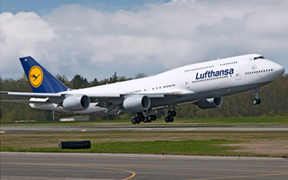 Boeing remet son 1er 747-8I  Lufthansa