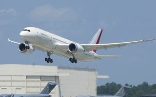 Le 1er Boeing 787 assembl  Charleston ralise son vol inaugural