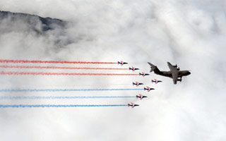 Photo : lA400M et la Patrouille de France en formation au-dessus des Pyrnes