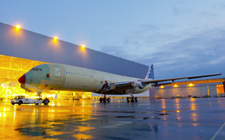 Photo : le 1er A350 destin aux essais en vol quitte le hall dassemblage