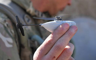 Le MoD dévoile son mini-drone « Black Hornet »