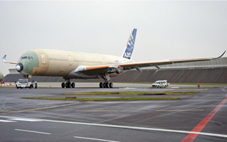 Photo : le 1er A350 sort de son hangar, quip de ses ailes