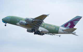 Le 1er Airbus A380 destin  Qatar Airways dcolle