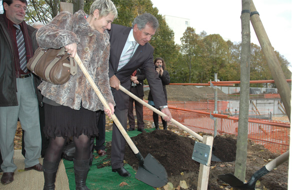 L'Estaca plante le premier arbre de son futur campus dans les Yvelines