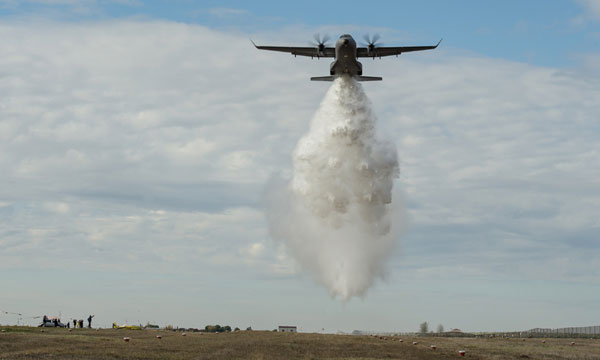 Le C295 dAirbus Military sessaye  la lutte anti-incendies