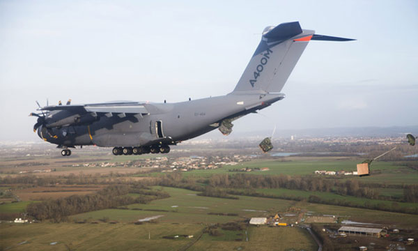 L’Airbus A400M réalise ses premiers essais de largage