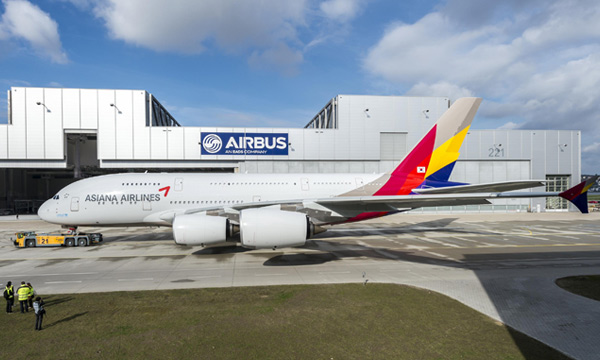 Photo : Le 1er Airbus A380 aux couleurs dAsiana  Hambourg