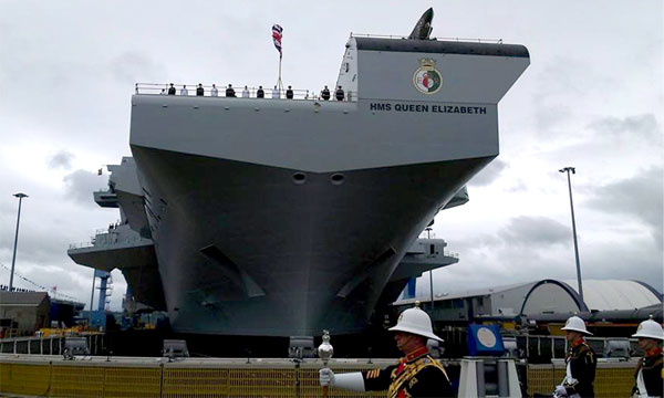 Le porte-avions HMS Queen Elizabeth baptisé au whisky