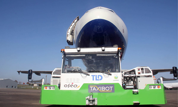 Air France sessaie au TaxiBot, le tracteur avion dIAI et TLD