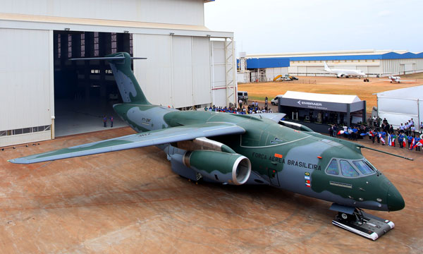 Le KC-390 sort d’usine