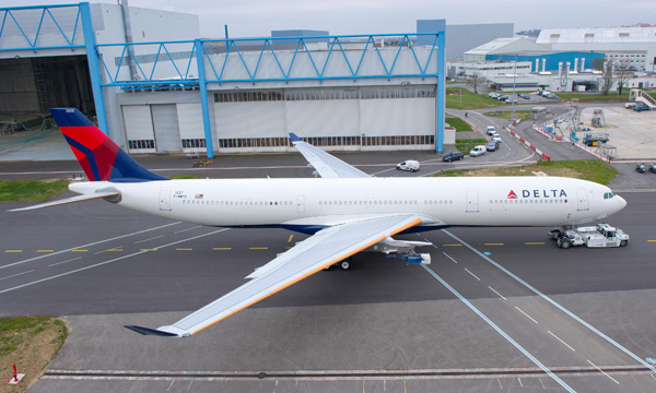 Photo : le 1er Airbus A330-300  masse accrue destin  Delta sort de latelier peinture