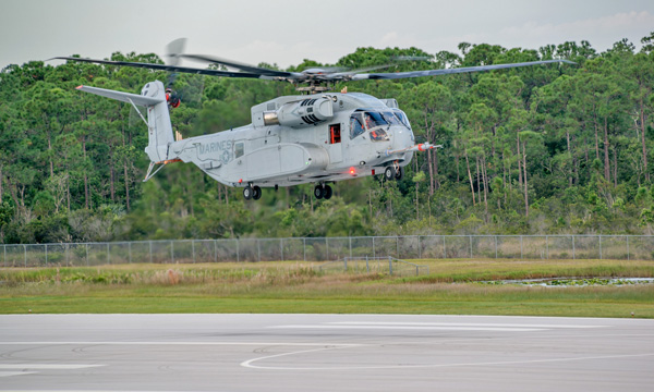 Le CH-53K King Stallion de Sikorsky prend pour la premire fois les airs 