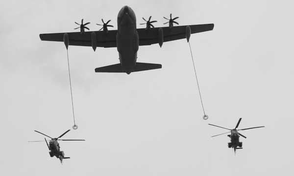 Caracal français et MC-130J américains paradent au-dessus des Champs-Elysées