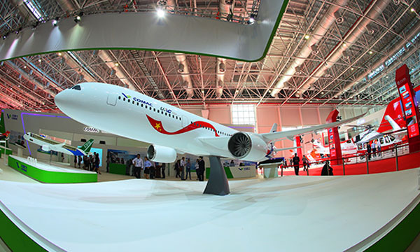 Airshow China : la COMAC et UAC prsentent leur long-courrier