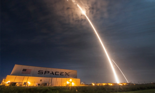 SpaceX veut envoyer deux passagers autour de la Lune fin 2018