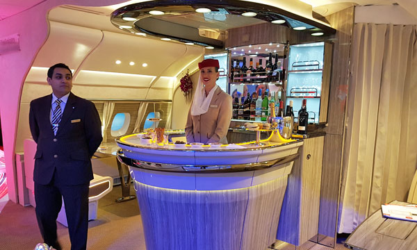 Emirates présente le nouveau bar de ses A380