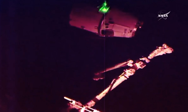 La capsule Dragon CRS-12 est amarre  l'ISS