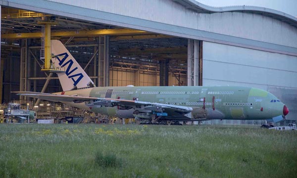 Le 1er Airbus A380 d'ANA sort du hangar d'assemblage