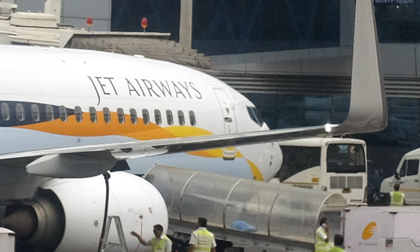 Jet Airways, toujours en difficult, annonce un retard de paiement
