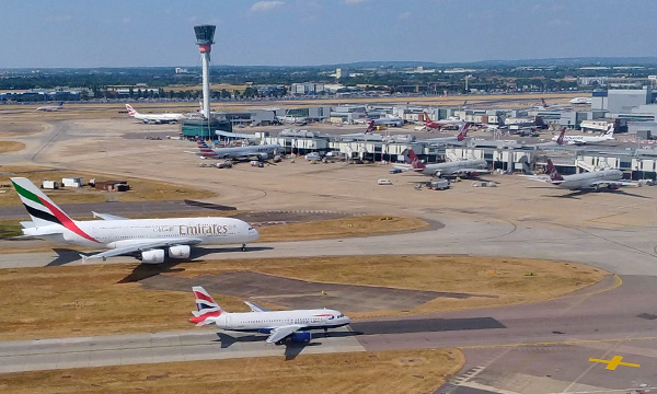 L'agrandissement de l'aéroport de Londres Heathrow reporté d'au moins deux ans