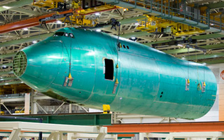 Photo : Boeing assemble la section avant du fuselage du B747-8F
