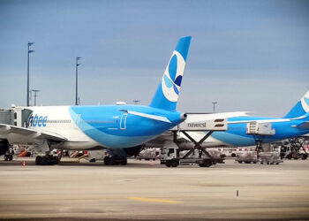 Deux Airbus A350 de la compagnie française French bee à Orly. Photo © Le Journal de l'Aviation - tous droits réservés