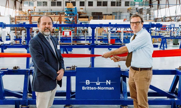 Le PDG de Britten-Norman William Hynett (à gauche) avec Bob Seely