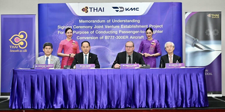 La signature de l’accord, qui a eu lieu au siège de Thai Airways, a été présidée par Chai Eamsiri, le PDG de la compagnie thaïlandaise et par James Allen Gibbs, le PDG de KMC. Photo © Thai Airways
