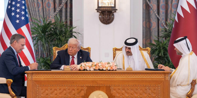 Le président des Etats-Unis Donald Trump et l’émir du Qatar Tamim bin Hamad Al Thani assistent à la signature de cette commande historique par Kelly Ortberg, PDG de Boeing Commercial Airplanes, et Badr Mohammed Al-Meer, PDG du groupe Qatar Airways. © Boeing