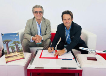 Thierry de Bailleul, directeur général de Madagascar Airlines, et Hugues Marchessaux, président du directoire d’Air Austral. © Air Austral
