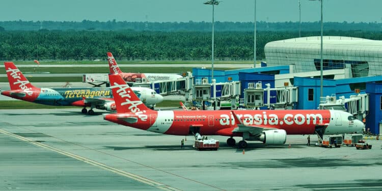 Au premier plan, un Airbus A321neo d’AirAsia au contact du terminal KLIA2 à Kuala Lumpur. Photo © RG / Le Journal de l’Aviation – tous droits réservés