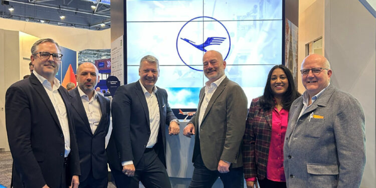 Robert Cousins, directeur Ventes pour le Royaume-Uni et l'Irlande chez Lufthansa Technik ; Daniel Hepworth, directeur principal des ventes pour l'Europe occidentale chez Lufthansa Technik ; Kai-Stefan Roepke, vice-président des ventes pour l'Europe, le Moyen-Orient et l'Afrique chez Lufthansa Technik ; Brendan McConnellogue, directeur de l'ingénierie et de la maintenance chez easyJet ; Kushilka Zaharia, responsable ingénierie, maintenance et achats chez easyJet ; Ian Boaler, responsable de la transition de la flotte et de la maintenance en base chez easyJet. © Lufthansa Technik
