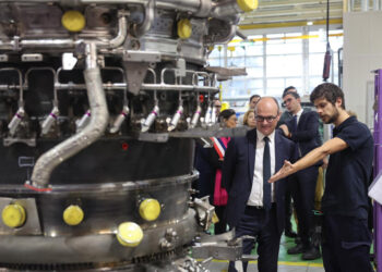 Air France Industries a fait le point sur ses besoins en recrutement à l'occasion d'une visite du ministre chargé de l'Industrie, Sébastien Martin, dans son nouvel atelier de maintenance moteurs à Orly, en amont de la semaine de l'industrie. © Air France Industries
