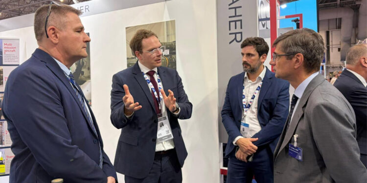 Annonce de la création de Daher Middle East Aviation Consultancy en présence de l’ambassadeur de France aux Émirats arabes unis, Nicolas Niemtchinow, lors du Dubai Air show (Dubaï, Émirats arabes unis), le 19 novembre 2025. © Daher