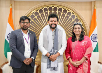 Le ministre indien de l'Aviation civile (au centre) a octroyé trois certificats de non objection à la création de nouvelles compagnies aériennes. © Ministère indien de l'Aviation civile