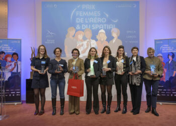 De gauche à droite : Marie-Lou Viollet, ingénieure d’essais sur Ariane 6 pour ArianeGroup, lauréate du Prix du Jeune Talent – Hélène Boucher / Véronique Pain, cheffe du Centre scientifique d’ArianeGroup, lauréate du Prix du Management – Maryse Bastié / Yannick Assouad, executive vice-president chez Thales Avionics, lauréate du Grand Prix Femme de l’année / Estelle Piot, directrice de recherche à l’ONERA, lauréate du Prix de l’Innovation & de la Recherche – Valérie André / Sandrine Rolland, cheffe de projet au sein du FlightLab d’Airbus, lauréate du Prix de l’Initiative Sociale ou Environnementale – Marie Marvingt / Maëva Guibert, soudeuse chez Airbus Atlantic, lauréate du Prix des Métiers Techniques et de Terrain – Jacqueline Auriol / Sandra Bouxirot, fondatrice et directrice de France-BIA.com, lauréate du Prix de l’Enseignement et de la Transmission – Louise Faure Favier / et Anne Guitton, directrice Développement RH de Safran Aircraft Engines, représentant Florence Minisclou, directrice générale de la division Moteurs civils de Safran Aircraft Engines et lauréate du Prix de la Carrière – Caroline Aigle. Photo © Xavier Béjot