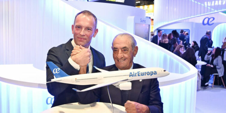 Ville Arhippainen, responsable des ventes pour l'Europe occidentale d'Airbus, et Juan José Hidalgo, président d'Air Europa. © Air Europa