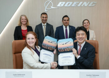Catie Delbrueck, directrice Commercial Modifications de Boeing, et Kyohei Takizawa, vice-président chargé des achats de Japan Airlines, lors de la signature de l'accord au salon de Singapour. © Boeing