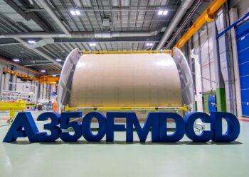 Avec une largeur d'ouverture de 4,5 mètres et une hauteur de 4,3 mètres, la porte cargo du pont principal de l’Airbus A350F est tout simplement la plus grande du secteur, facilitant ainsi le chargement de marchandise de grandes dimensions. Photo Copyright Airbus